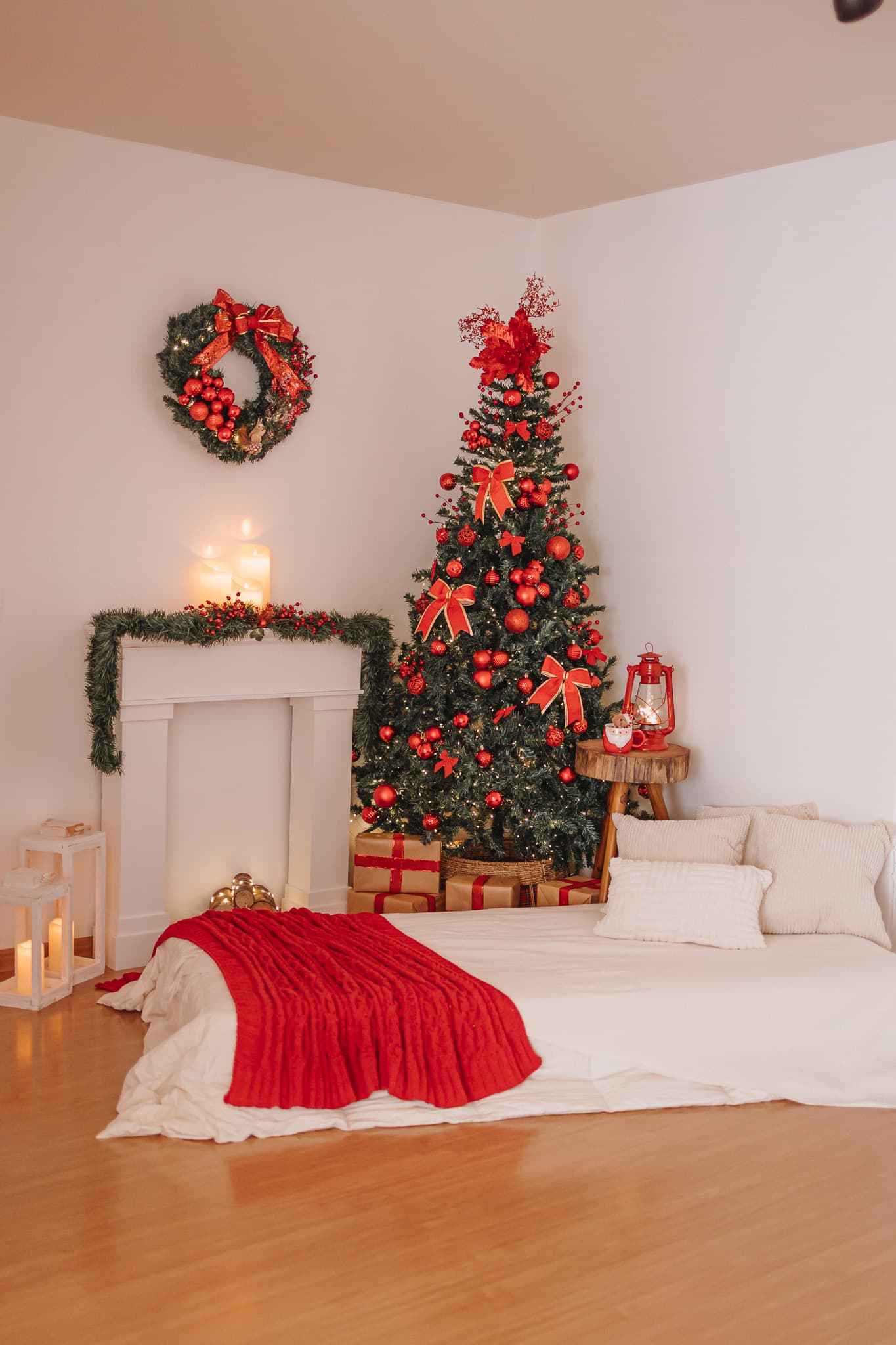 Cama com árvore de natal e lareira