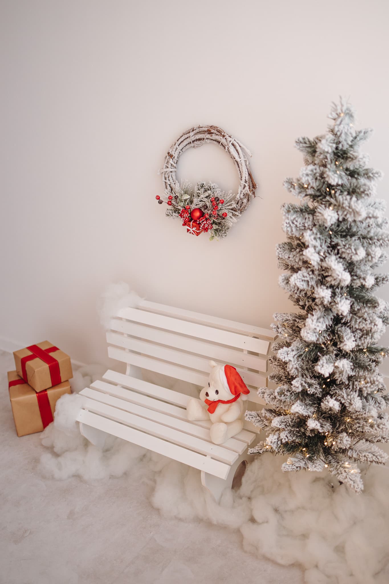 Banco de Natal com neve no chão