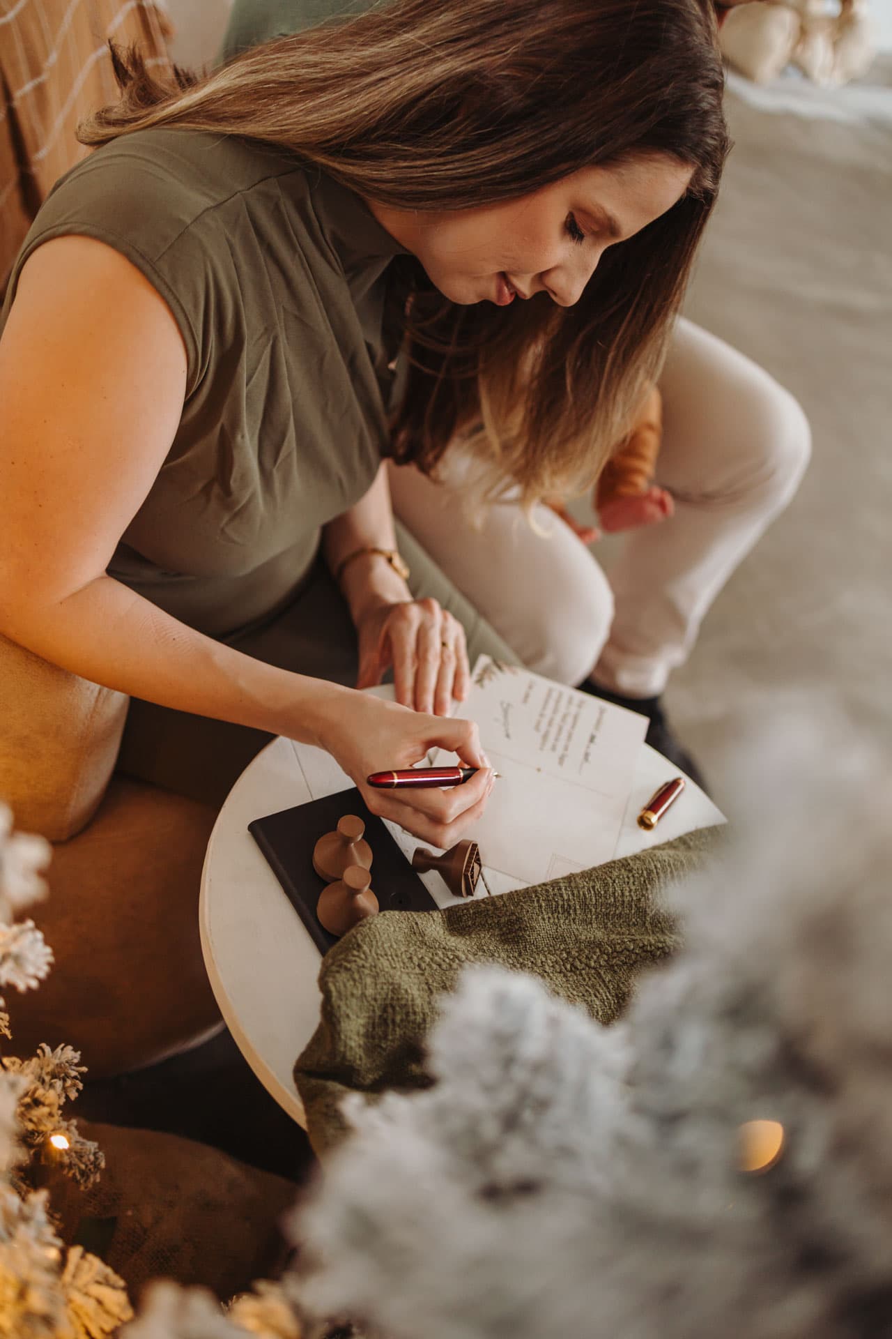 Mãe escrevendo carta de Natal à mesa